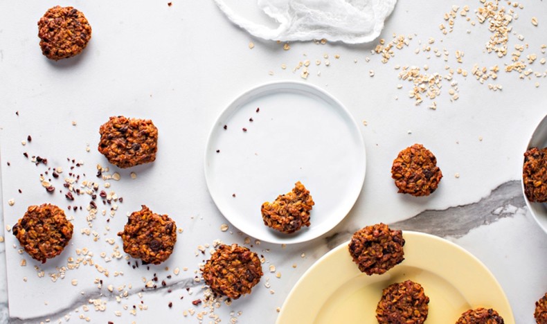 Magevennlig påskekos: Myke gulrot-cookies med mørk sjokolade